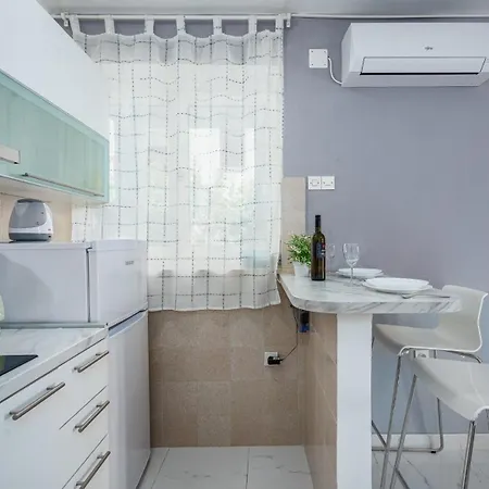 Luciana With Garden And Sea View Apartman